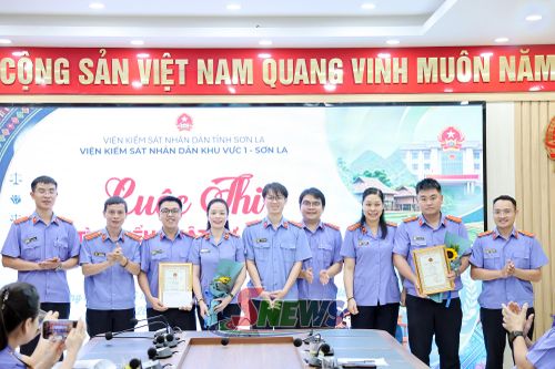 Ban tổ chức trao giải ba cho các đội thi.