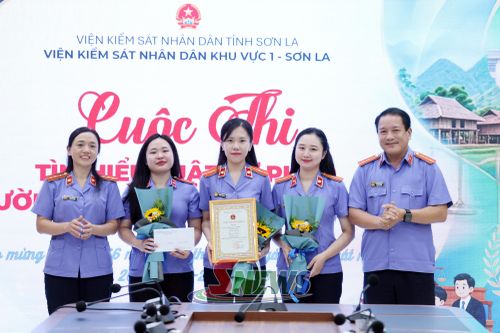Ban tổ chức trao giải nhất cho đội thi.