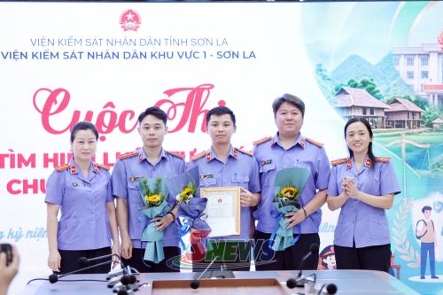 Ban tổ chức trao giải nhì cho đội thi.
