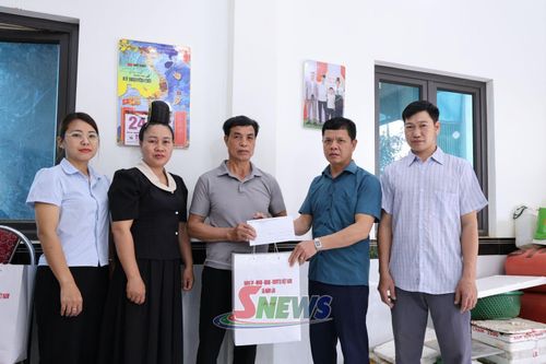 Đoàn công tác xã Nậm Lầu thăm, tặng quà ông Lường Văn Muôn, bản Phạ người thờ cúng liệt sĩ