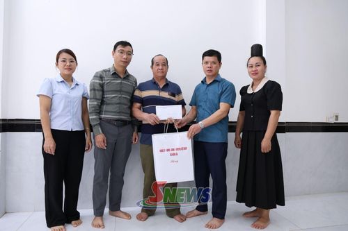 Đoàn công tác xã Nậm Lầu thăm, tặng quà ông Lường Văn Hoàn, thân nhân liệt sĩ 