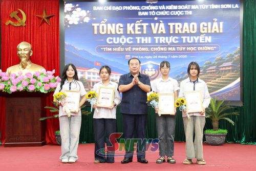 Đồng chí Chá A Của trao giải nhì cho các cá nhân.