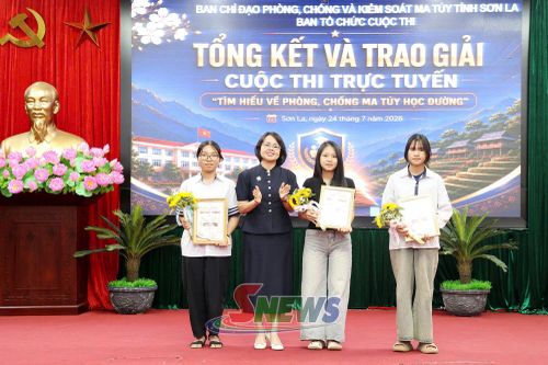 Đồng chí Trưởng Ban Tuyên giáo và Dân vận Tỉnh ủy trao giải ba cho các cá nhân.