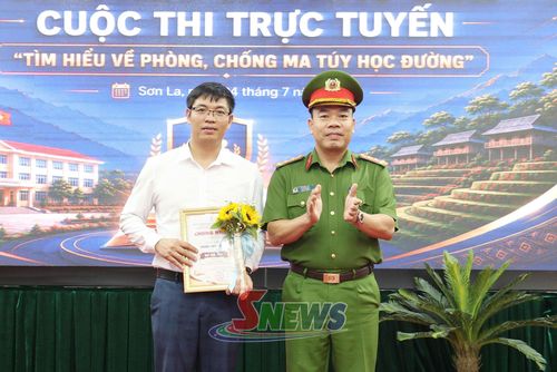 Lãnh đạo Công an tỉnh trao giải nhất cho tập thể Trường THPT chuyên Sơn La.