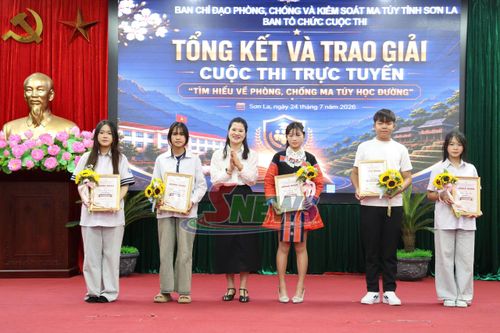 Lãnh đạo Sở Giáo dục và Đào tạo trao giải khuyến khích cho các học sinh.