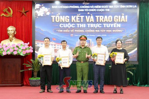 Lãnh đạo Công an tỉnh trao giải nhất, nhì, ba, khuyến khích cho các tập thể.