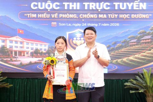 Đồng chí Phó Bí thư Thường trực Tỉnh ủy, Chủ tịch HĐND tỉnh, trao giải nhất cho cá nhân.