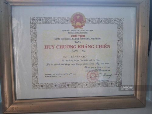 Ông Chớ được tặng Huy chương Kháng chiến. Ảnh: Trần Tuấn
