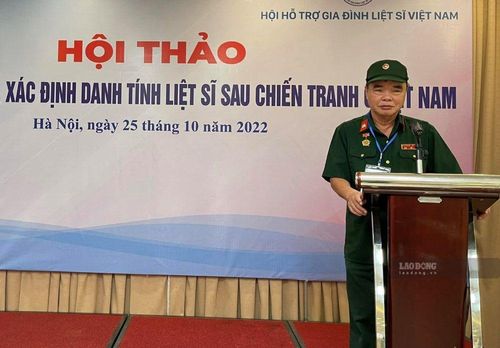 Với nhiều năm kinh nghiệm trong tìm kiếm hài cốt liệt sĩ, cựu binh Lê Văn Chớ được mời phát biểu tham luận tại một hội nghị tìm kiếm, quy tập, xác định danh tính liệt sĩ. Ảnh: Nhân vật cung cấp