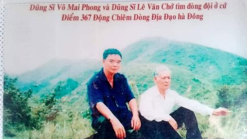 Cựu binh Lê Văn Chớ (bên trái) trong một lần đi tìm đồng đội. Ảnh tư liệu do nhân vật cung cấp