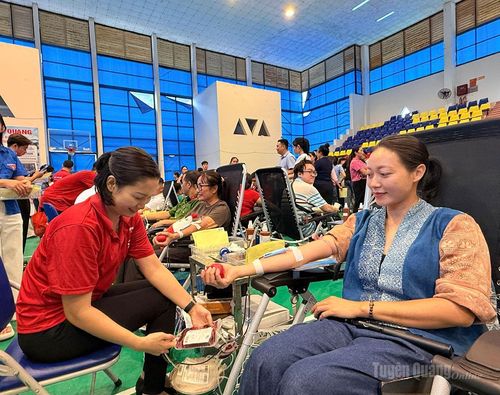 Bà con, nhân dân tham gia Ngày hội hiến máu.