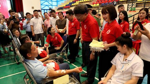 Các đại biểu động viên cán bộ, công nhân, viên chức, người lao động tham gia Ngày hội máu.
