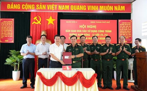  Tại lễ bàn giao giữa Bộ Tư lệnh Quân khu 4 và lãnh đạo thành phố Huế 