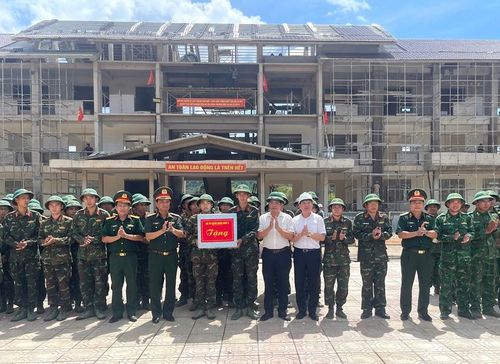  Đoàn công tác trao quà đến lực lượng làm nhiệm vụ tại xã A Lưới 4
