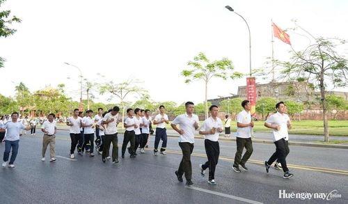 Người dân tham gia “Lễ Mít tinh trực tuyến toàn quốc và Giải chạy hưởng ứng năm 2026” nhằm lan tỏa thông điệp “Chung một quyết tâm xây dựng xã, phường không ma túy”.