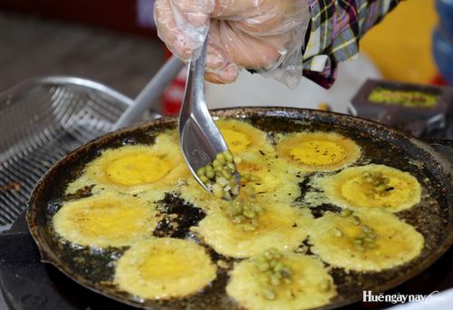 Đầu bếp ở gian hàng Sóc Trăng nấu bánh khọt 