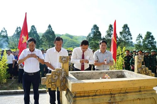  Dâng hương tại Bia chiến tích Dương Hòa.