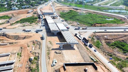 Phần cầu vượt QL14B dần hình thành. Phần hạ bộ của cầu vượt đã hoàn thành 100%; đối với phần thượng bộ, công tác đúc dầm cầu đôi đạt khoảng 50%.