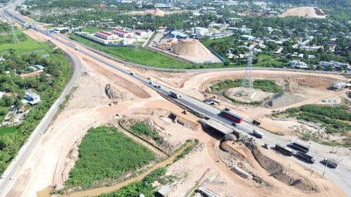 Đối với tuyến cao tốc Đà Nẵng - Quảng Ngãi, dự án sẽ tận dụng và mở rộng cầu hiện trạng tại lý trình Km 78+144,31. Đồng thời, mở rộng đoạn chui dưới cầu vượt để kết nối các nhánh rẽ trái gián tiếp, đảm bảo tính đồng bộ với quy mô cao tốc Hòa Liên - Túy Loan đang triển khai.