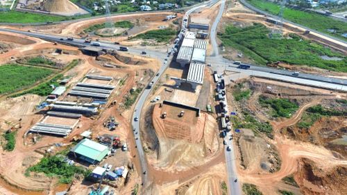 Hệ thống giao thông tại nút giao sẽ bao gồm 4 nhánh rẽ phải trực tiếp (được hoàn thiện từ phần đã đầu tư) và bổ sung mới 4 nhánh rẽ trái gián tiếp. Toàn bộ các nhánh rẽ được thiết kế với bề rộng từ 8m đến 10,5m, đảm bảo an toàn cho các phương tiện chuyển làn và nhập làn…