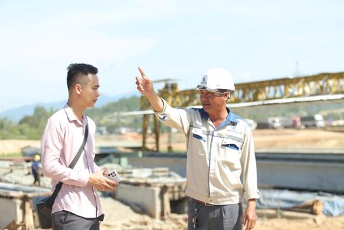 "Chỉ cần có đủ nguồn vật liệu thì công trường hoàn toàn có thể chủ động tiến độ. Tuy nhiên, trong khoảng 10 ngày qua, lượng vật liệu được cung cấp rất hạn chế, ảnh hưởng trực tiếp đến tiến độ thi công các hạng mục đường”, ông Tân nói.