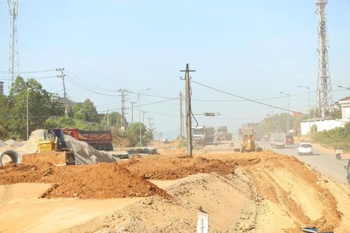 Khó khăn lớn nhất hiện nay không nằm ở năng lực thi công mà là tình trạng thiếu vật liệu đá cấp phối để triển khai mở rộng nhánh xuyên tâm Hòa Liên - Quảng Ngãi.