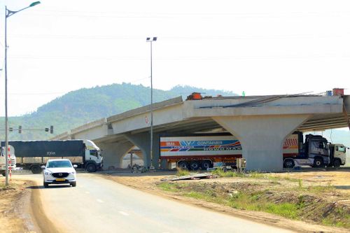 Mục tiêu của nhà thầu là thông xe cầu chính vượt QL14B và hoàn thành đồng bộ tuyến mở rộng nhánh xuyên tâm Hòa Liên - Quảng Ngãi trước ngày 31/12 nhằm phục vụ công tác phân luồng giao thông và kết nối với tuyến cao tốc.