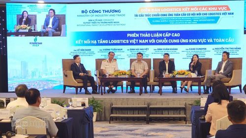 Các đại biểu tham dự phiên thảo luận với chủ đề “Kết nối hạ tầng logistics Việt Nam với chuỗi cung ứng khu vực và toàn cầu”. Ảnh: Việt Dũng.