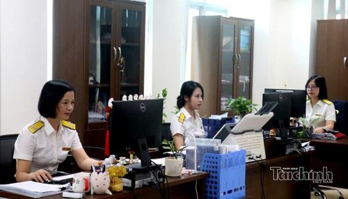 Công chức Thuế cơ sở 12 tỉnh Phú Thọ tập trung rà soát người nộp thuế thuộc trạng thái 03 và người nộp thuế thuộc trạng thái 06 để làm sạch theo chiến dịch đề ra. Ảnh: Văn Học