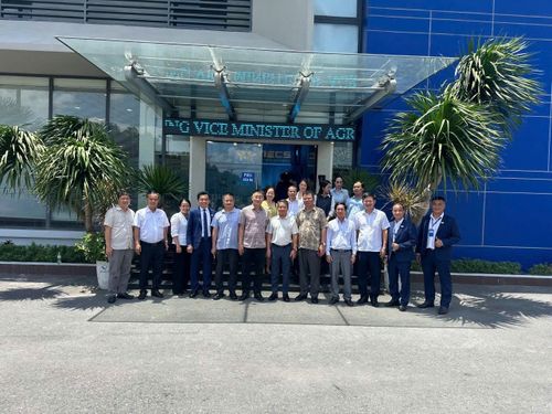 Đại diện các doanh nghiệp tìm hiểu quy trình sản xuất, chế biến và các sản phẩm tại Công ty Cổ phần Rau quả Tiền Giang.