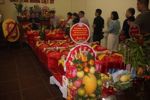 Đoàn Presstrip dâng hương viếng các liệt sĩ tại Nhà chờ hài cốt liệt sĩ. Ảnh: Chu Minh Khôi