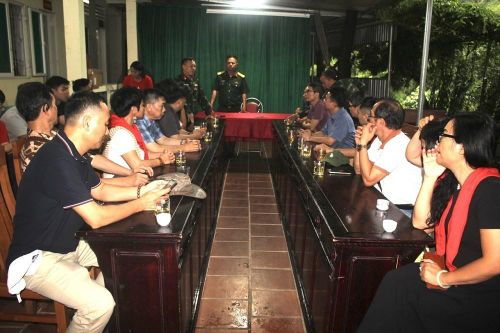 Đội Tìm kiếm, quy tập hài cốt liệt sĩ Bộ Chỉ huy Quân sự tỉnh Tuyên Quang tiếp và làm việc với đoàn Presstrip. Ảnh: Chu Minh Khôi
