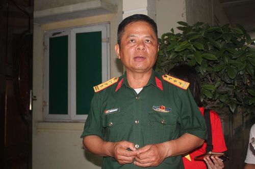 Thượng tá Nguyễn Hữu Tiệp chia sẻ về công tác rà phá bom mìn và tìm kiếm, quy tập hài cốt liệt sĩ tại mặt trận Vị Xuyên. Ảnh: Chu Minh Khôi