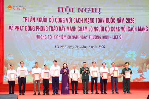 Phó Thủ tướng, Bộ trưởng Bộ Quốc phòng, Đại tướng Phan Văn Giang và Phó Chủ tịch nước Võ Thị Ánh Xuân trao kỷ vật cho thân nhân các Anh hùng liệt sĩ Ảnh Trần Giáp