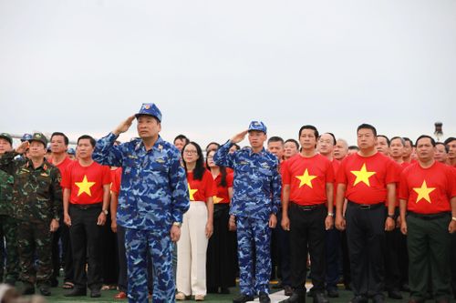 Các đại biểu tham gia chào cờ trên tàu Cảnh sát biển 8001