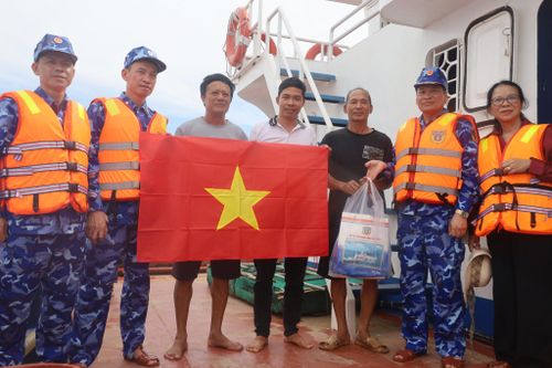 Lực lượng Cảnh sát biển tặng cờ Tổ quốc và quà cho ngư dân