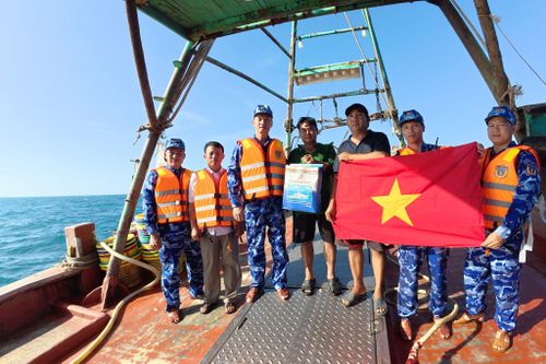 Lực lượng Cảnh sát biển tặng cờ Tổ quốc và quà cho ngư dân