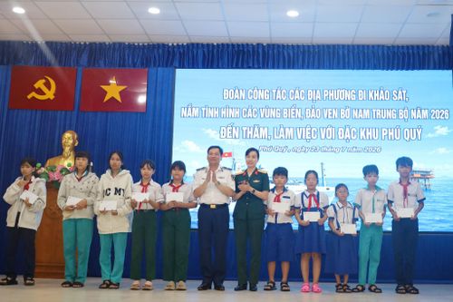 Lực lượng Cảnh sát biển trao quà cho học sinh nghèo vượt khó