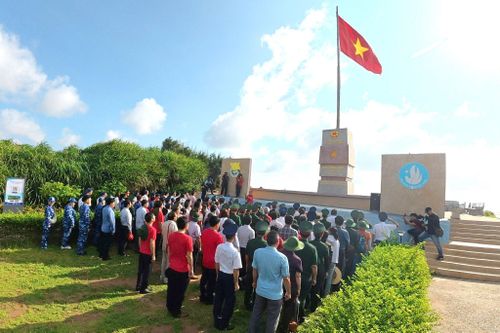 Quang cảnh chào cờ tại đặc khu Phú Quý