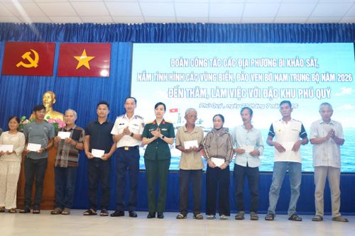 Lực lượng Cảnh sát biển trao quà cho gia đình chính sách