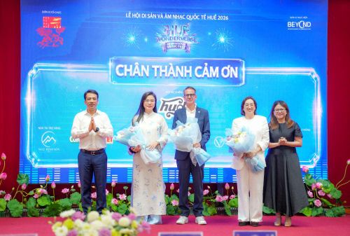 Lãnh đạo thành phố Huế tặng hoa cảm ơn các nhà tài trợ của chương trình. Ảnh: Cổng thông tin điện tử thành phố Huế.