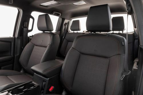 Nội thất tối màu phối thêm điểm nhấn từ logo phiên bản. Ảnh: Mitsubishi