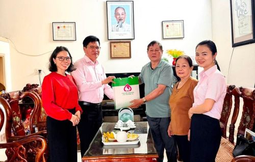 : Ông Vũ Anh Đức, Phó Giám đốc NHCSXH chi nhánh tỉnh Lâm Đồng thăm, tặng quà tri ân gia đình thương binh Nguyễn Đức Trung, xã Đinh Văn Lâm Hà.