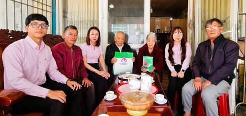 Bà Võ Thị Minh Thảo, Phó Giám đốc NHCSXH chi nhánh tỉnh Lâm Đồng cùng đoàn công tác thăm, tặng quà tri ân gia đình ông Nguyễn Văn Tân, phường Xuân Trường - Đà Lạt.