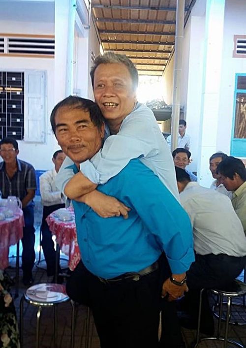 Anh Dũng trong một buổi họp mặt cùng đồng đội
