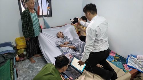 Người già yếu, đau bệnh được Công an xã Bảo Lâm 3 tới nhà làm căn cước.