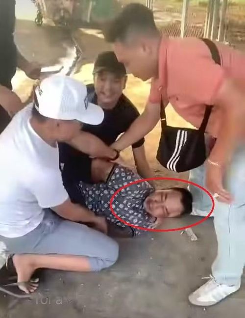 Đối tượng Phạm Văn Chiến (khoanh đỏ) bị khống chế bắt giữ khi đang trên đường trốn chạy.