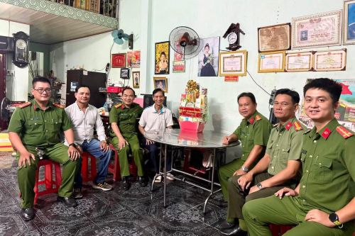 Công an xã Đông Thạnh thăm hỏi, tặng quà các gia đình chính sách.