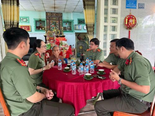 Đoàn thể Phòng Công tác Chính trị thăm hỏi, động viên và trao tặng quà Mẹ Việt Nam Anh hùng Nguyễn Thị Xa.