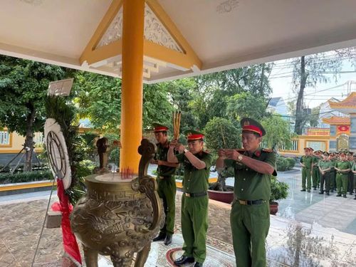 Công an xã Đông Thạnh dâng hoa, dâng hương tưởng niệm tại Nghĩa trang Liệt sĩ Hóc Môn, Nhà bia ghi tên Liệt sĩ.